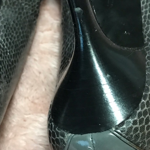 Bandolino Ladies Grey Lizard or Snake print heels Size 8.5M. Good used condition - Picture 6 of 7